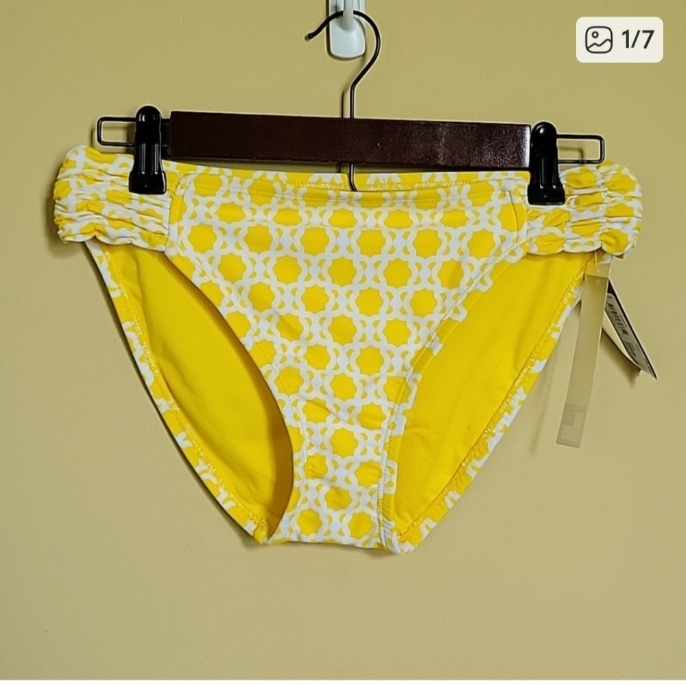 Bundle of Swim, Shorts and Top Size Medium - Picture 4 of 8